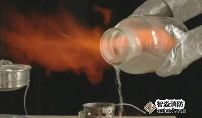 噴酒精消毒，遇明火燒傷，正確使用酒精消毒很重要